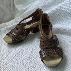 Earthies Almond Calfskin Leather Sandals - 6B